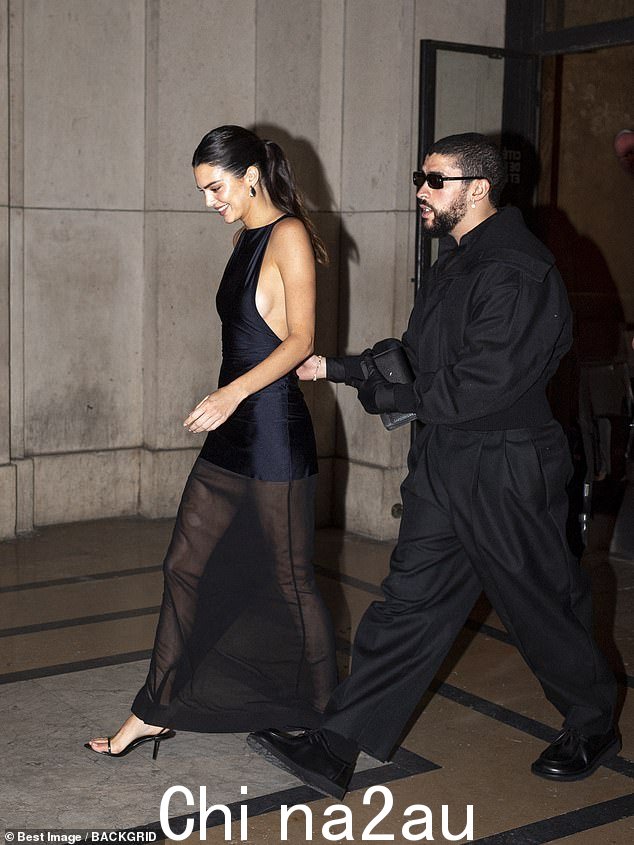 Kendall Jenner 和她分分合合的男友 Bad Bunny周一晚上一起参加 PFW 活动后,在巴黎 La Girafe 餐厅度过了一个浪漫的夜晚