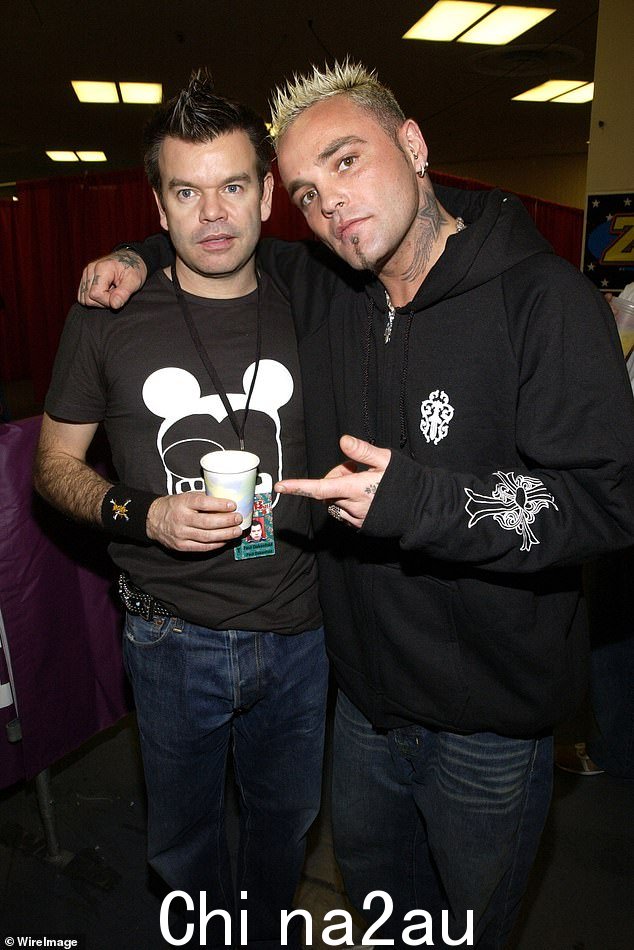 唱片制作人 Paul Oakenfold 和 Shifty 在 Z100 的 Jingle Ball 2002 期间 - 2002 年麦迪逊广场花园后台