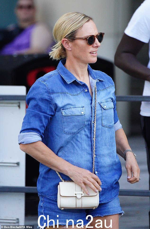Zara Tindall 周二在布里斯托尔的 Southmead 医院探望她的母亲安妮公主时表现得很随意
