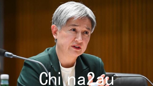 外交部长黄英贤赞扬总理安东尼·艾博尼斯在处理法蒂玛·佩曼时的“克制”,此前这位反叛参议员跨过会场支持承认巴勒斯坦国的动议。图片:NewsWire/Martin Ollman