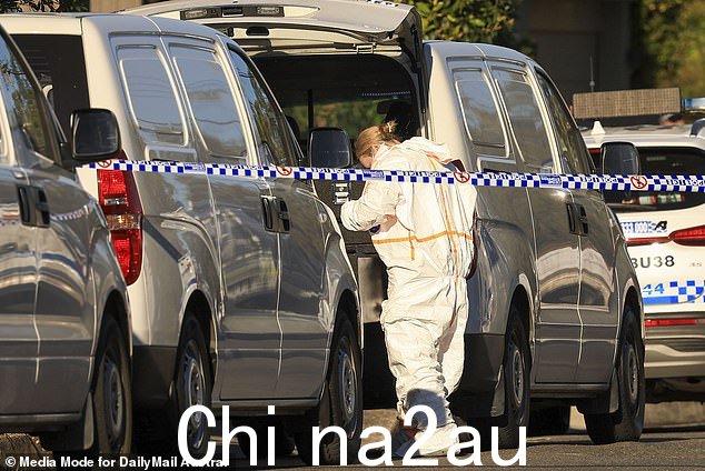 警方在发现一名据信年龄在 50 多岁但身份尚未确定的妇女当场死亡后建立了犯罪现场