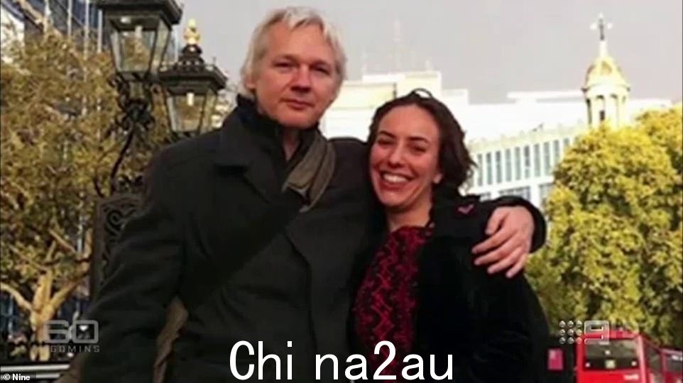 2011年,在软禁期间,阿桑奇在维基解密支持者沃恩·史密斯上尉拥有的一处房产中结识了28岁的南非出生律师萨拉·冈萨雷斯·德万特(Sara Gonzalez Devant)。在加入阿桑奇的法律团队协助反对引渡到瑞典后,律师将她的名字改为斯特拉·莫里斯,以维护她的身份并保护她的家人。两人因对信息自由的坚定信念而结下不解之缘,还分享了他们支离破碎的童年故事。“他(阿桑奇)的目光非常强烈,”莫里斯女士在 2021 年接受《卫报》采访时谈到阿桑奇时说道。 '他不闲聊。他想知道我从哪里来。我见到他的那天,我们聊了两个小时。我告诉他 ab走出我的生活。朱利安与我见过的任何人都不一样。我花了很多时间和他在一起。我认识了他。'