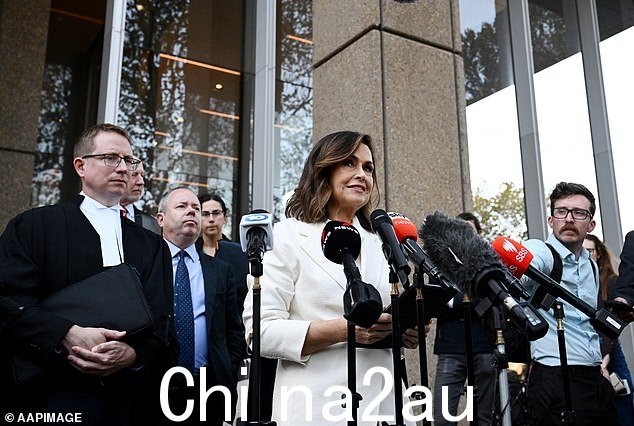 丽莎·威尔金森 (Lisa Wilkinson) 在四月诽谤案获胜后对媒体发表讲话