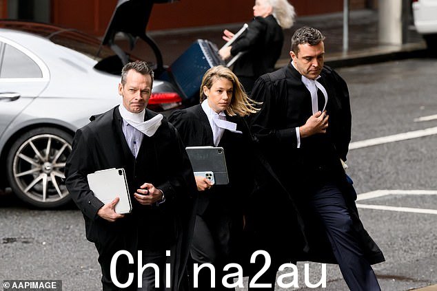 图:Matthew Collins KC、Zoe Graus 和 Tim Senior 于 5 月在联邦法院外