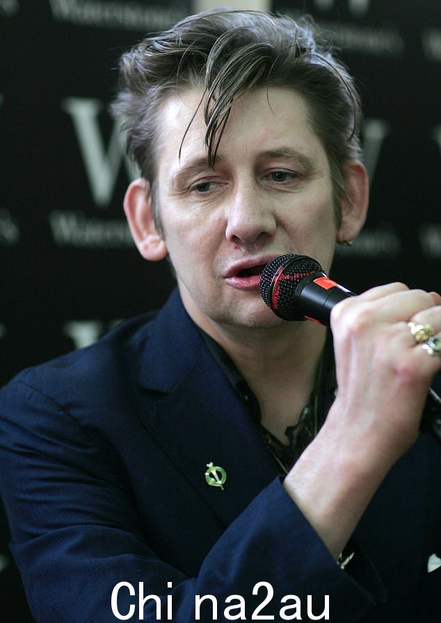 图:2007 年 6 月,Shane MacGowan 在 Waterstones 演唱,他的搭档 Victoria Mary Clarke 正在那里朗读她的书