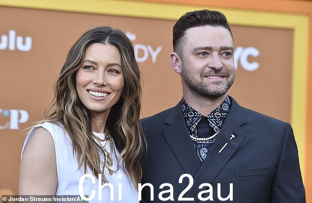 他的妻子杰西卡·贝尔本周被发现没有戴结婚戒指,但后来又戴上了;见于 2022 年