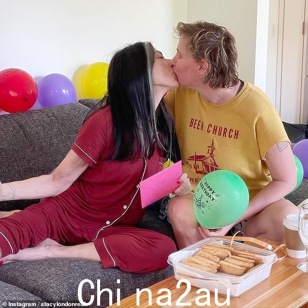 时尚偶像透露她正在和 Cat 约会,这是她第一次与女性认真交往,早在 2019 年
