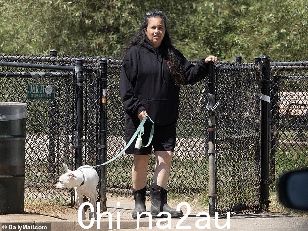 DailyMail.com 透露,52 岁的夏安现在在加利福尼亚州阿拉米达过着她的好莱坞明星前男友一直渴望的安静平静的生活。照片中她上周末在她家附近遛狗
