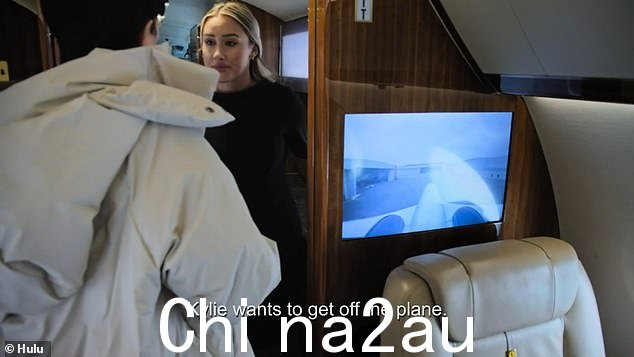 克里斯告诉空姐凯莉想要下飞机,正如肯德尔所说,'我们已经在滑行了,现在我们必须回去'