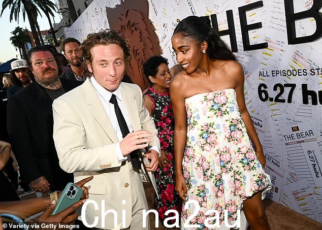 '她是一位美丽的女演员,也是一位非常直觉的女演员。我认为她也是一位非常美丽和直观的导演,”杰里米谈到 Ayo 的导演处女作时说道。