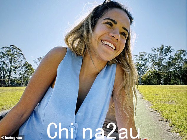 这位曼城前锋还分享了她在旅途中摆出风暴姿态的其他时尚照片