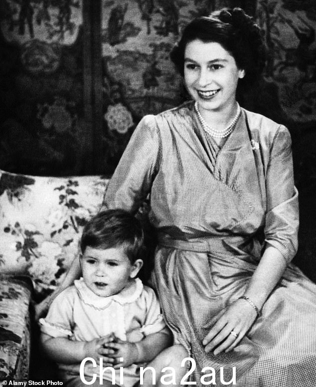 1950 年,已故女王与小查尔斯王子微笑,当时伊丽莎白和菲利普亲王的长子大约两岁