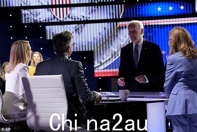 拜登辩论结束后向两位主持人达纳·巴什 (Dana Bash) 和杰克·塔珀 (Jake Tapper) 致意