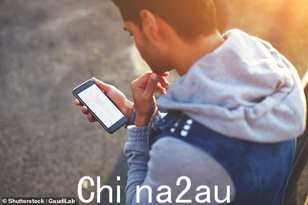 iD Mobile 的 eSIM可以与保存设备上的另一张 SIM 卡同时使用(库存图片)