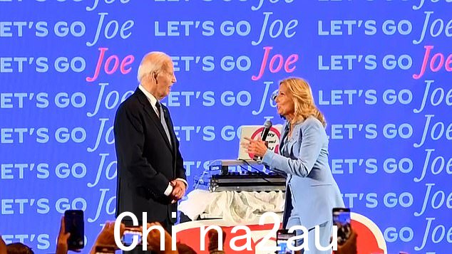 吉尔告诉拜登,他‘很好地回答了所有问题’,这个场景让人想起一位母亲祝贺她年幼的孩子” class=