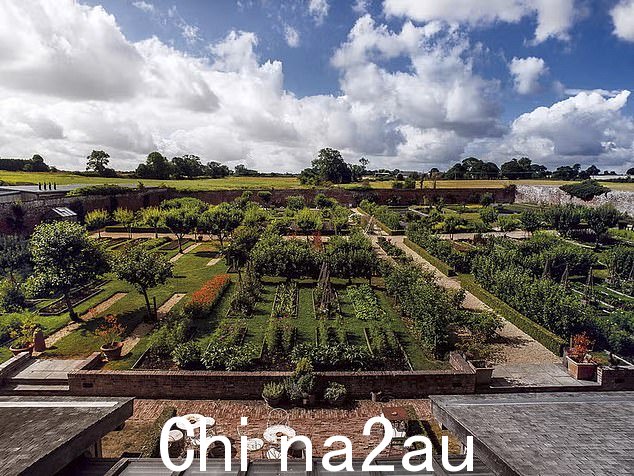 二级保护乔治亚风格房屋的客人可以在宽敞的新修剪草坪上的各种露天餐厅享用海鲜或披萨