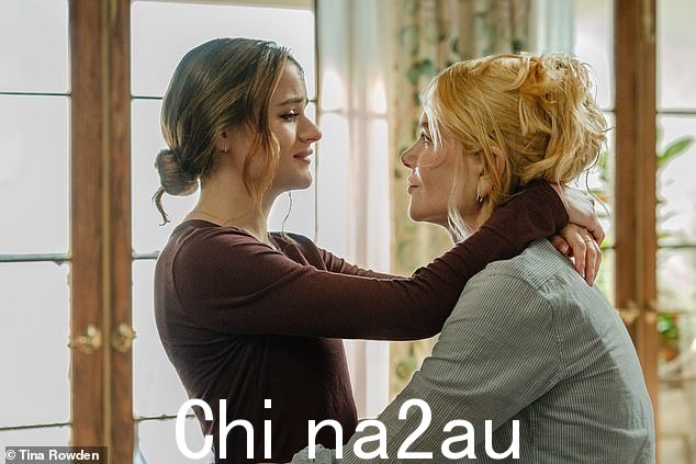 我们都可以与乔伊·金(左)产生共鸣,他在 Netflix 新电影《家庭事务》中扮演妮可·基德曼(右)的女儿