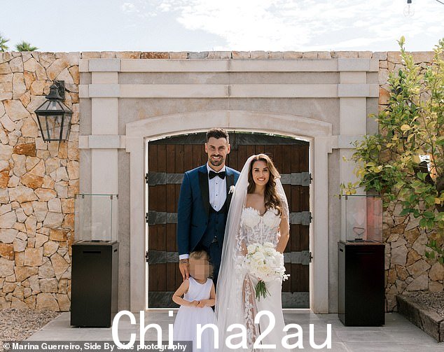 Chloe 和 Grant 与女儿 Isla 穿着结婚礼服