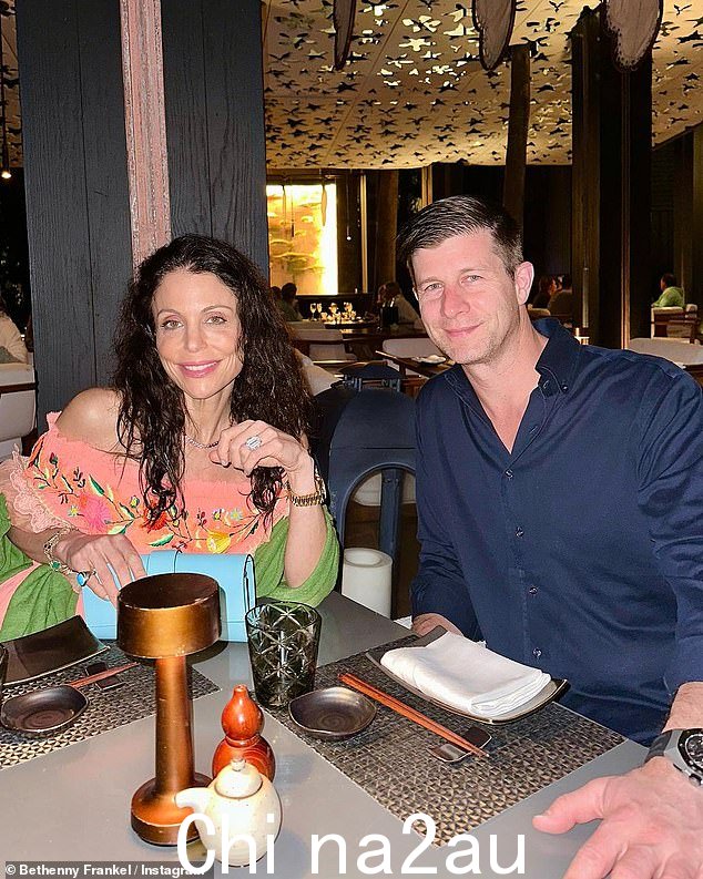 贝瑟尼的前未婚夫保罗·伯农 (Paul Bernon) 被拍到与奥罗拉·库尔波 (Aurora Culpo) 在罗德岛州海岸的一艘船上亲密接触,此前有消息人士向 Deuxmoi 透露,有人看到两人在波士顿