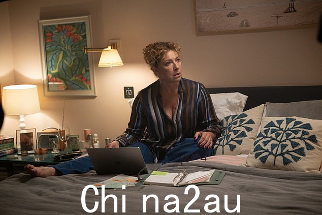 还有一条围绕道格拉斯与他的初级同事玛德琳关系的情节线索。问题是...他是否利用了她的不当优势?