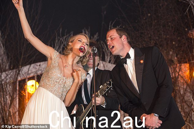 威廉王子曾在 2013 年的一场慈善演出中与泰勒·斯威夫特 (Taylor Swift) 和乔恩·邦·乔维 (Jon Bon Jovi) 一起登台表演 - 三人在这里表演邦·乔维 (Bon Jovi) 的热门歌曲《Livin' On A Prayer》(如图)