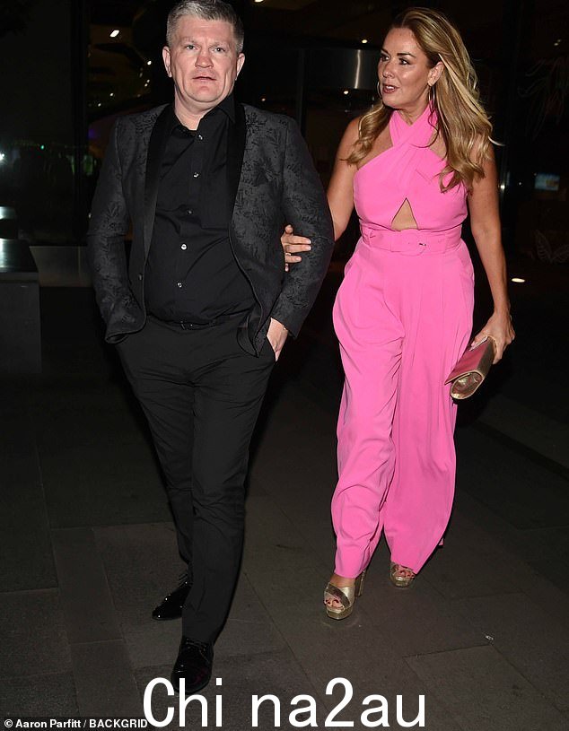 爱情鸟克莱尔·斯威尼 (Claire Sweeney),53 岁和瑞奇·哈顿 (Ricky Hatton),45 岁,也被发现挽着手离开