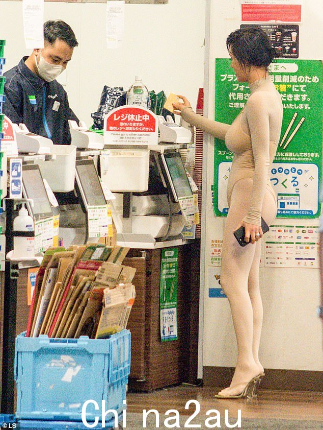 澳大利亚出生的比安卡自 2022 年 12 月与坎耶结婚以来,被拍到穿着一系列引人注目的服装