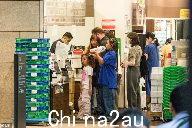 在与说唱歌手发生恋情之前,Censori 为她优美的身材穿上了更合身的运动休闲装,包括时尚的黑色紧身连身裤