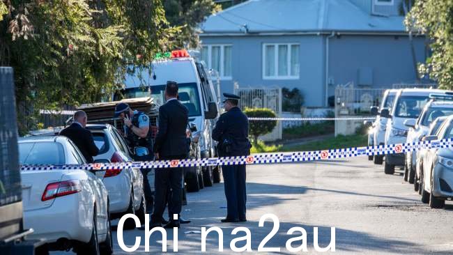 上午 11 点刚过,接到家庭事件的报告后,警察被呼叫到 Russell Lea 的 Clements 街。图片:NewsWire/ Monique Harmer。