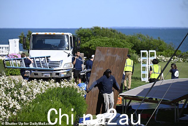帐篷外,宾客们在一片海洋环绕的草坪上打槌球,代客泊车和送货车带着更多物资抵达