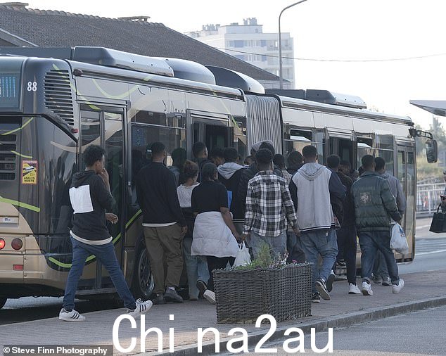 英国今年已有约 13,000 名移民乘坐小船进入多佛,其中 257 人乘坐四艘贩运船仅上周日