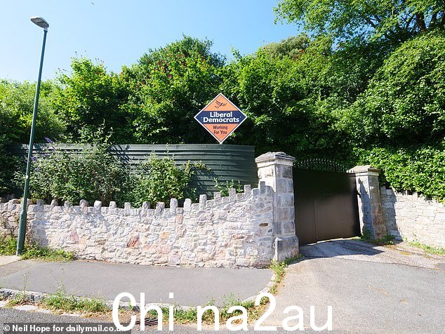 斯塔福德先生声称他在警方的建议下竖起了安全门和墙(如图)