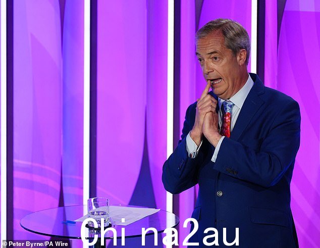 法拉奇先生在采访中声称帕克先生是一名演员,并且“从一开始就在演戏”。图为:法拉奇先生在聆听观众发言时将手指贴在嘴上