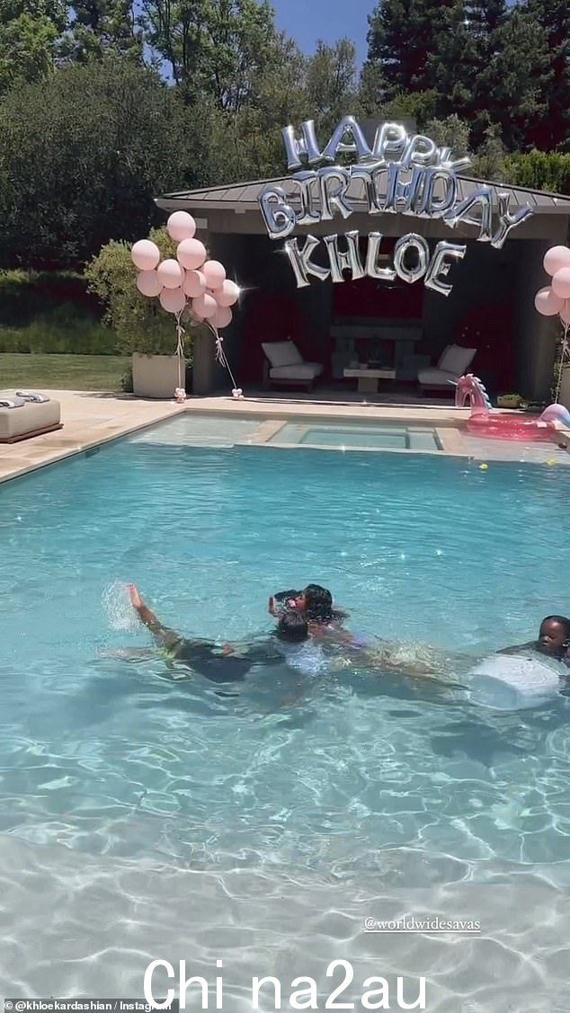 Khloe 有银色聚酯薄膜气球,上面写着她的名字