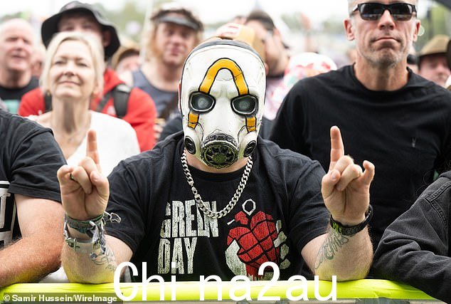 尽管这位朋克迷可能参加了错误的音乐节 - 绿日乐队将于明天下午在伦敦温布利表演......