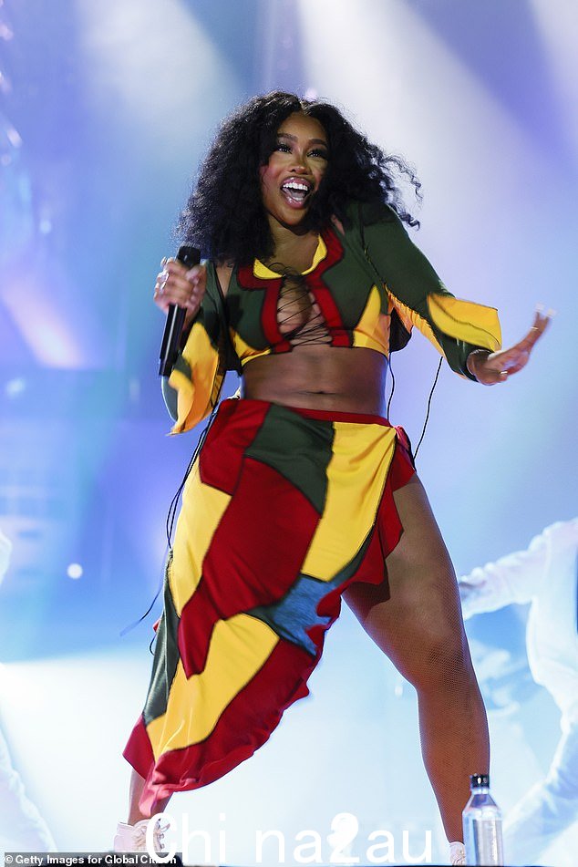 SZA 周六让她的粉丝们兴奋不已,因为她在 BST 海德公园的演出中在舞台上宣布了一个重大消息,而就在她在格拉斯顿伯里 (Glastonbury) 的头条新闻前一天(如图所示)的前一天
