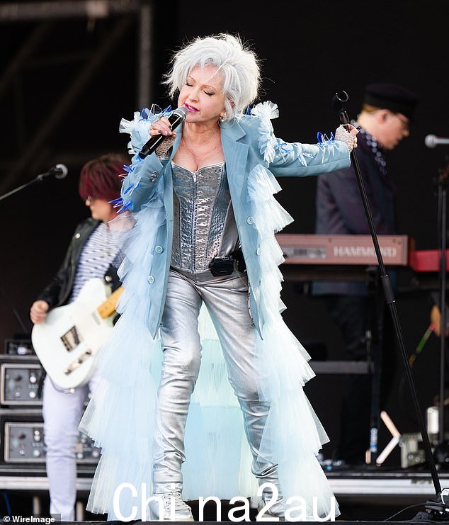 这是在 Cyndi Lauper 周六在格拉斯顿伯里的演出因重大声音问题扰乱演出而受到批评