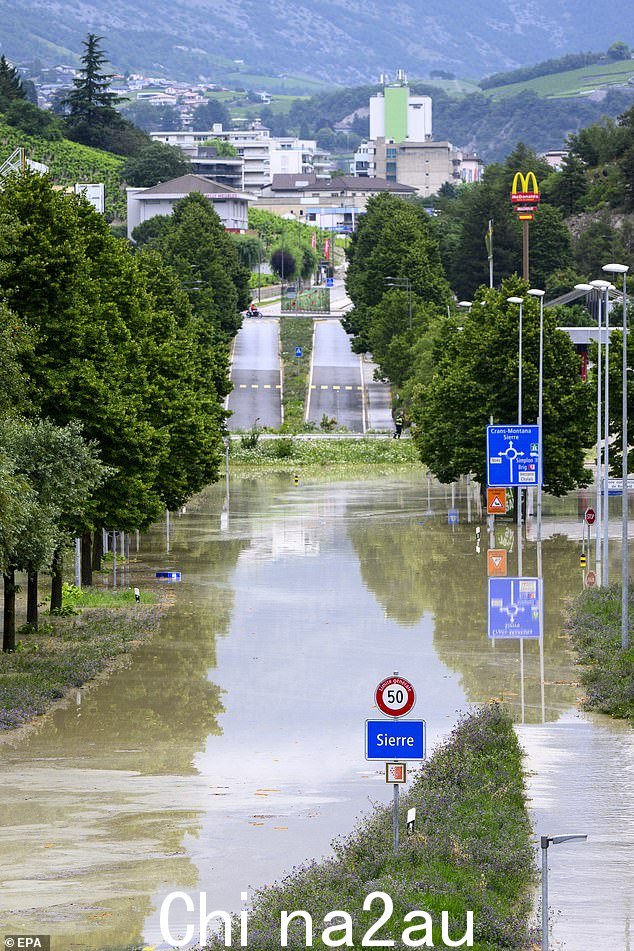 瑞士谢尔暴风雨过后罗讷河漫过街道