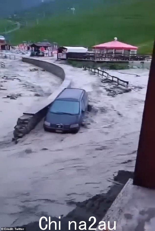 由于今天的强降雨,达奥斯塔山谷的切尔维尼亚发生洪水