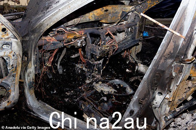 本周末维尔尼亚斯克市遭到火箭弹袭击后,一辆汽车被完全毁坏
