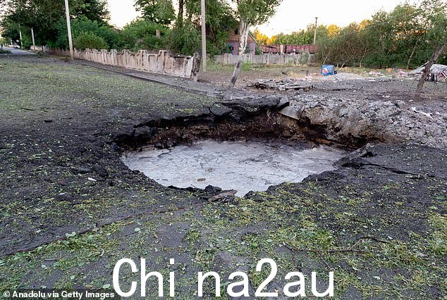 维尔纽斯克遭受猛烈袭击后形成的充满泥浆的弹坑