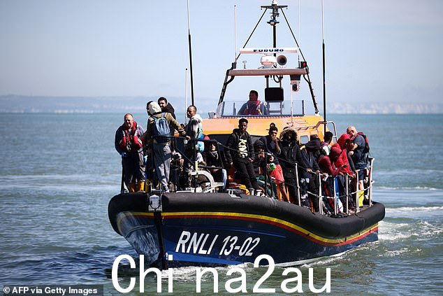 移民乘坐 RNLI 救生艇抵达邓杰内斯海滩。苏纳克表示,凯尔爵士在进入 10 号后将立即取消卢旺达移民计划