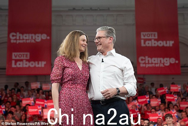 Keir Starmer 爵士(照片中与妻子维多利亚微笑)在伦敦市中心的一场竞选活动中