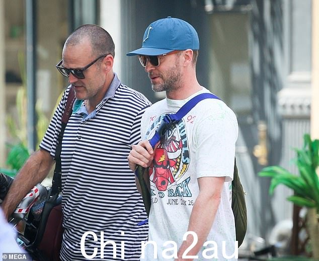 表演者左肩背着一个斜挎包,用于存放白天游览时需要的一些物品