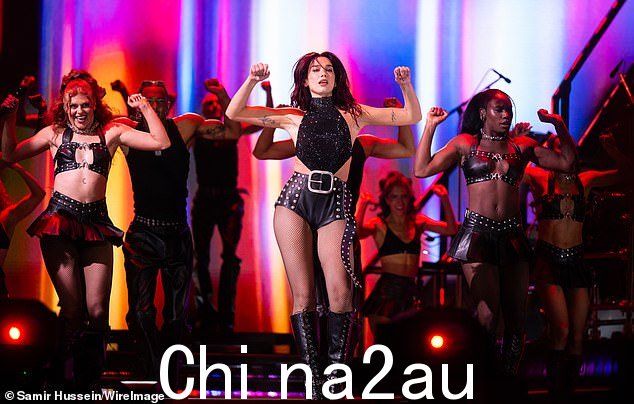 如图:Dua Lipa 在音乐节第三天在 Worthy 农场表演