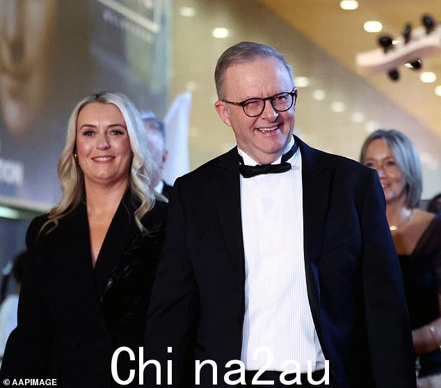 安东尼·艾博内斯(在周六晚为澳大利亚奥运选手举办的晚宴上与搭档朱迪·海顿合影)被指控破坏核电站安全