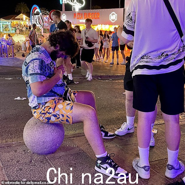 一位度假者周日与朋友出去玩了一晚后坐在马盖鲁夫大道外面