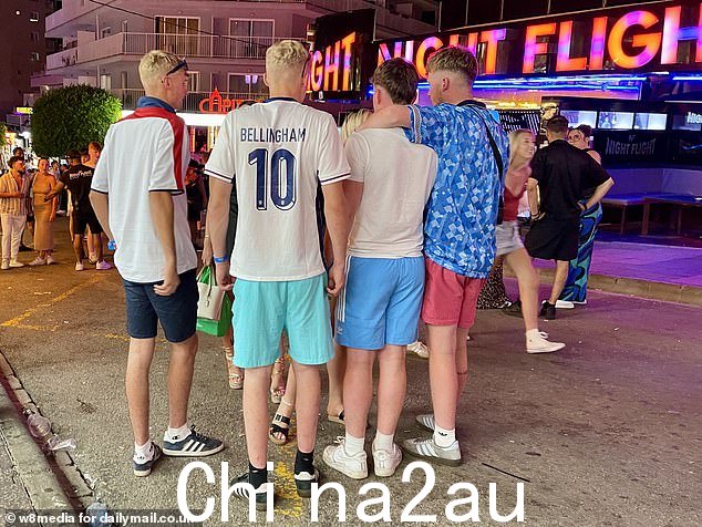 英格兰球员在周日晚上的比赛中扳平比分后,一名球迷穿着贝灵厄姆球衣