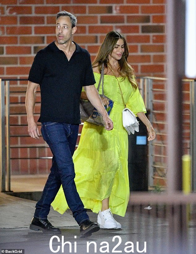 Sofia Vergara 和她的帅哥男友 Justin Saliman 周末在比佛利山庄的 YU/MI 寿司餐厅享用浪漫的寿司晚餐