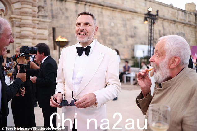 大卫还被发现与 81 岁的英国明星、著名作家兼导演迈克·李 (Mike Leigh) 在一起,宾客们在仪式前享用饮品